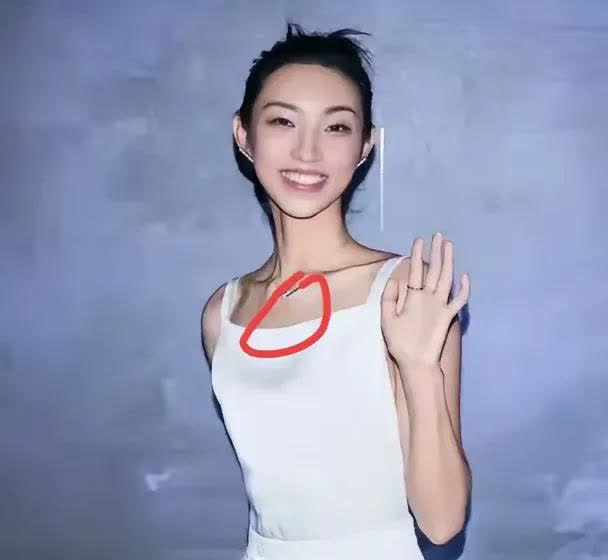 全网最后悔的人不是那尔那茜，是她父亲。他没想到女儿采访时会随口提起定