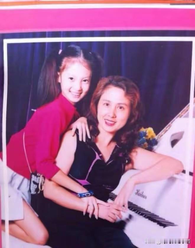 金晨果然没有整容，太像妈妈了，金晨不知道什么时候就开始被质疑整容，尽管她否认，但