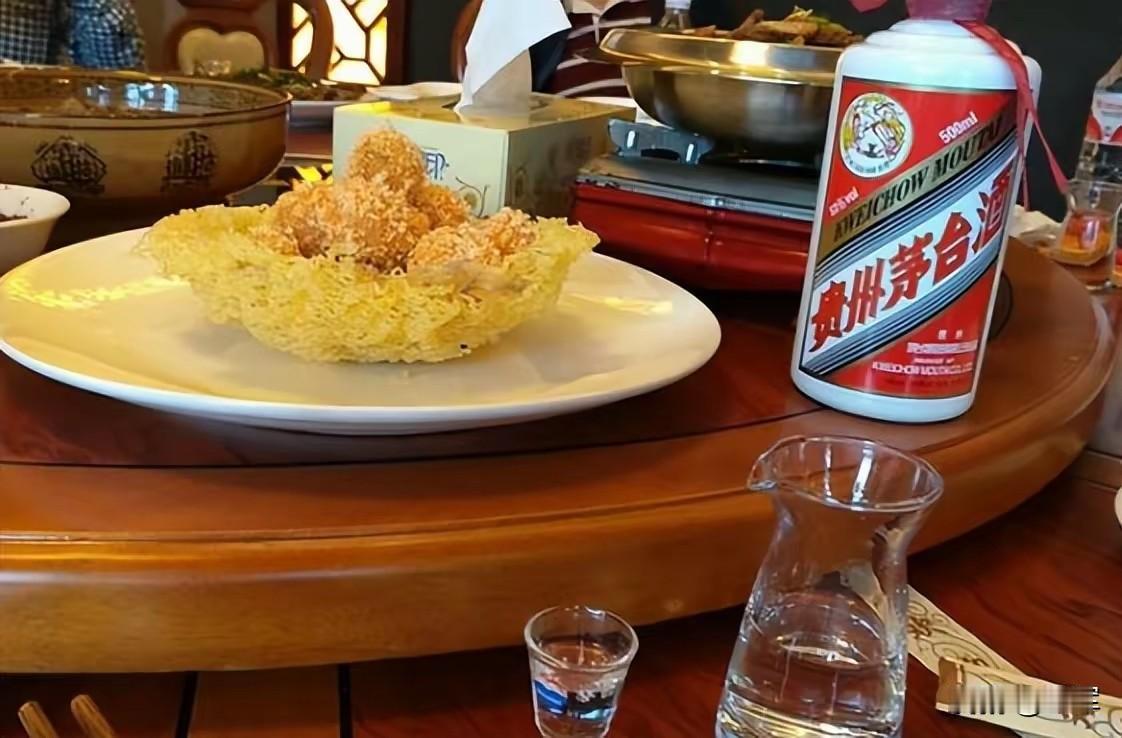 男人之间喝酒爱聊什么？第一阶段，谈工作。第二阶段，谈国家大事第三阶段，就