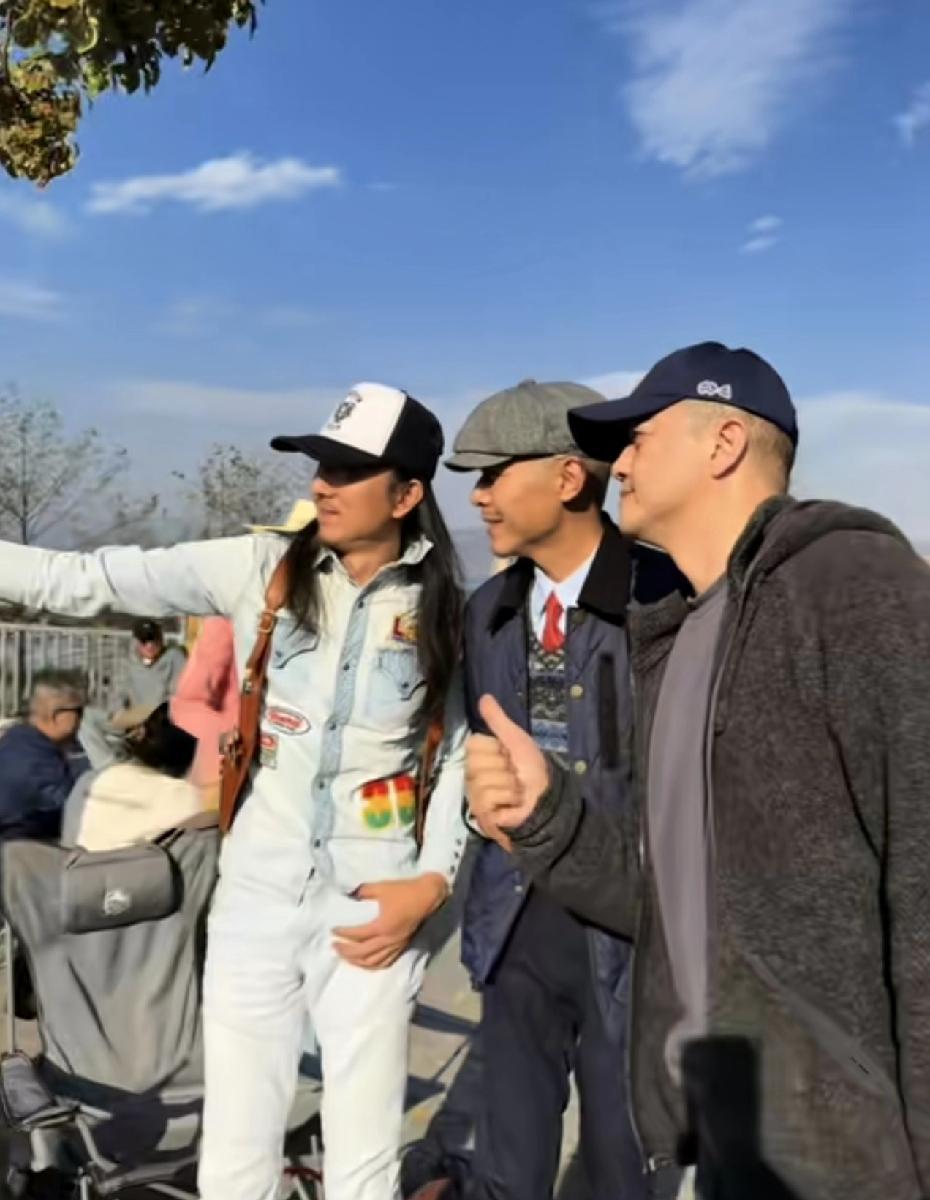 网友那句“物以类聚”说轻了。你品，细品。别扯什么岁月静好了。一个是从名利场