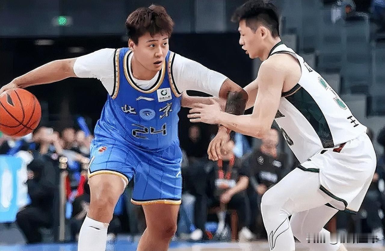 北京新援赵睿简直太紧敬业了！CBA常规赛，北京94-81战胜辽宁。赛后赵睿接