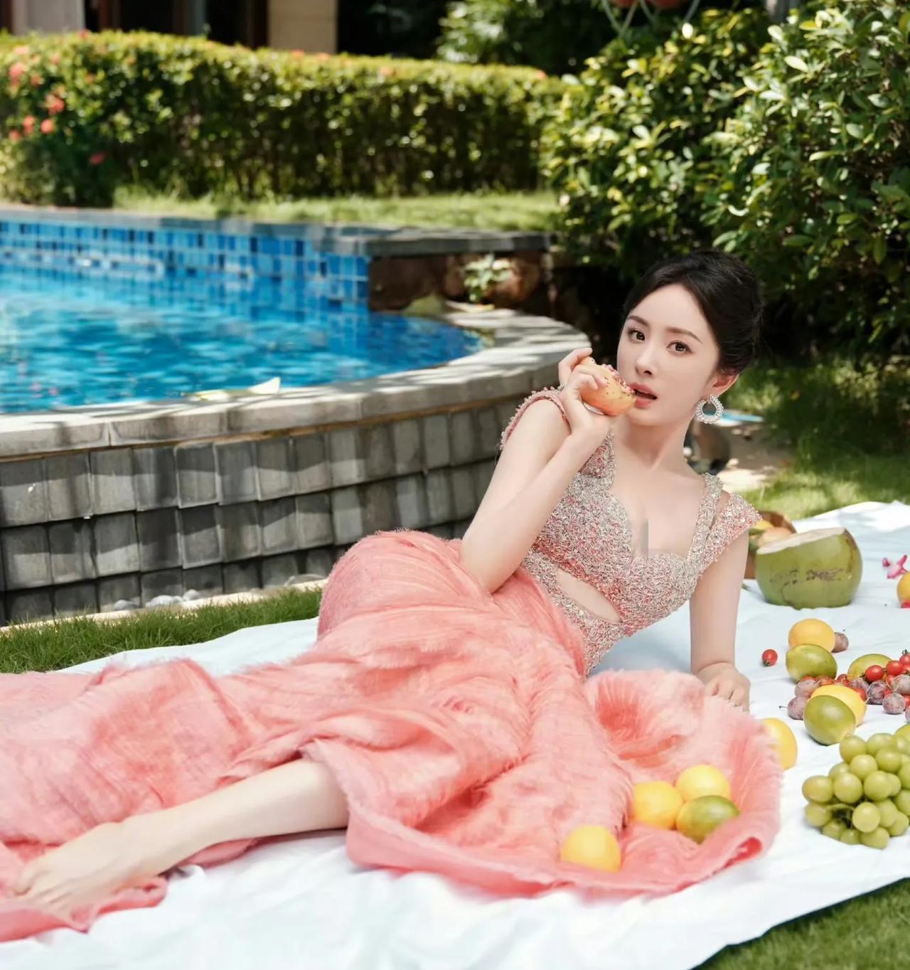 杨幂昨晚估计在被窝里哭出了声，思前想后的想了一晚上。怎么也想不明白，自己的女