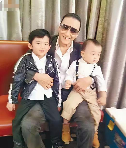 父亲刚办完火化，谢霆锋照常开演唱会，是薄情还是懂事？全网争论不休，港媒爆