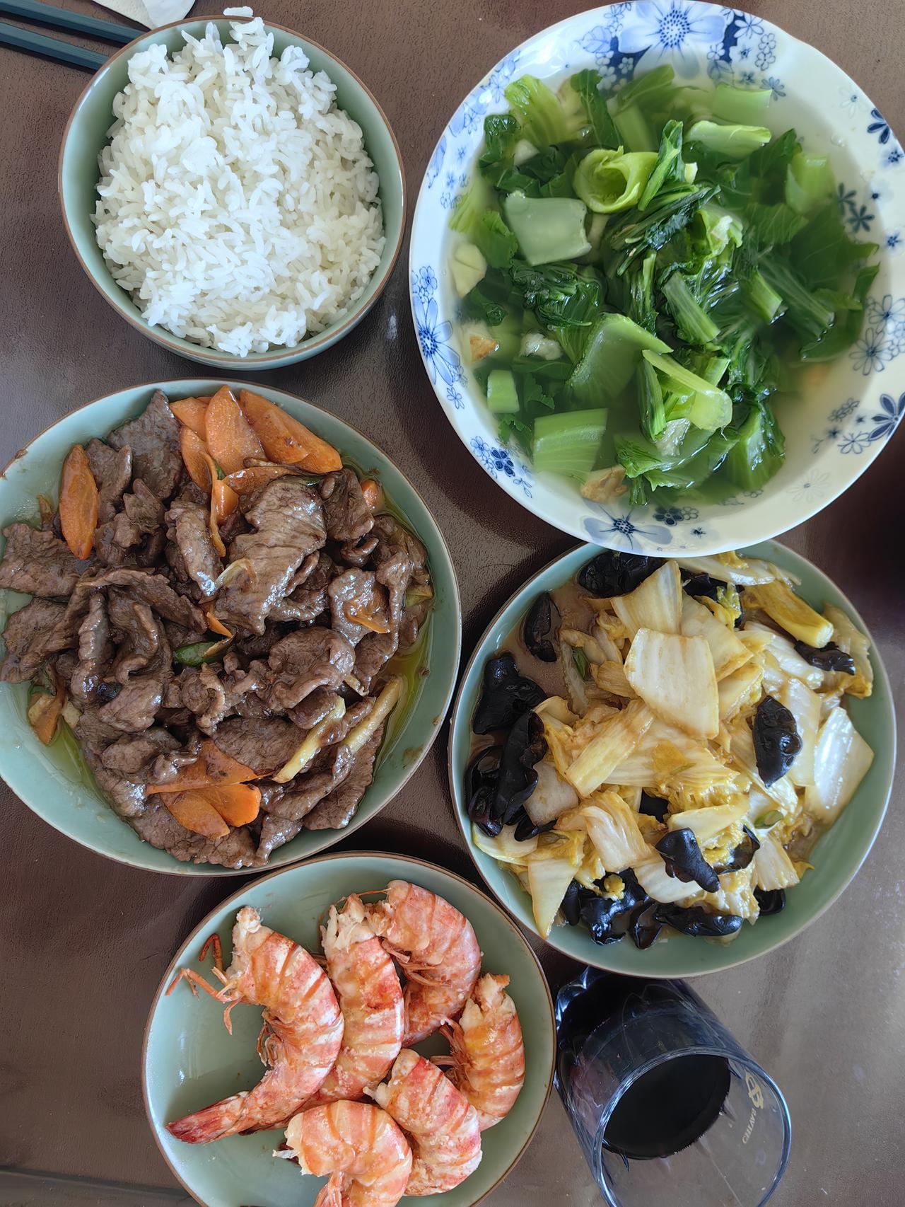 作为一名临床营养师，我的答案很明确：一天三顿正餐，是适合绝大多数人的科学节奏！