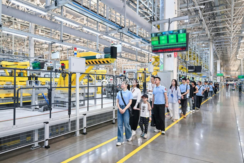 4月18日，“问界用户工厂验收交付仪式”在重庆赛力斯超级工厂（龙兴）举行。这场仪