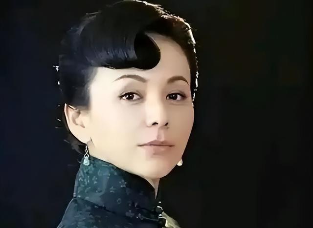 王琳因扮演雪姨走红，但在生活中遭遇多重困境。她自爆被17岁儿子打伤，母子关系紧张