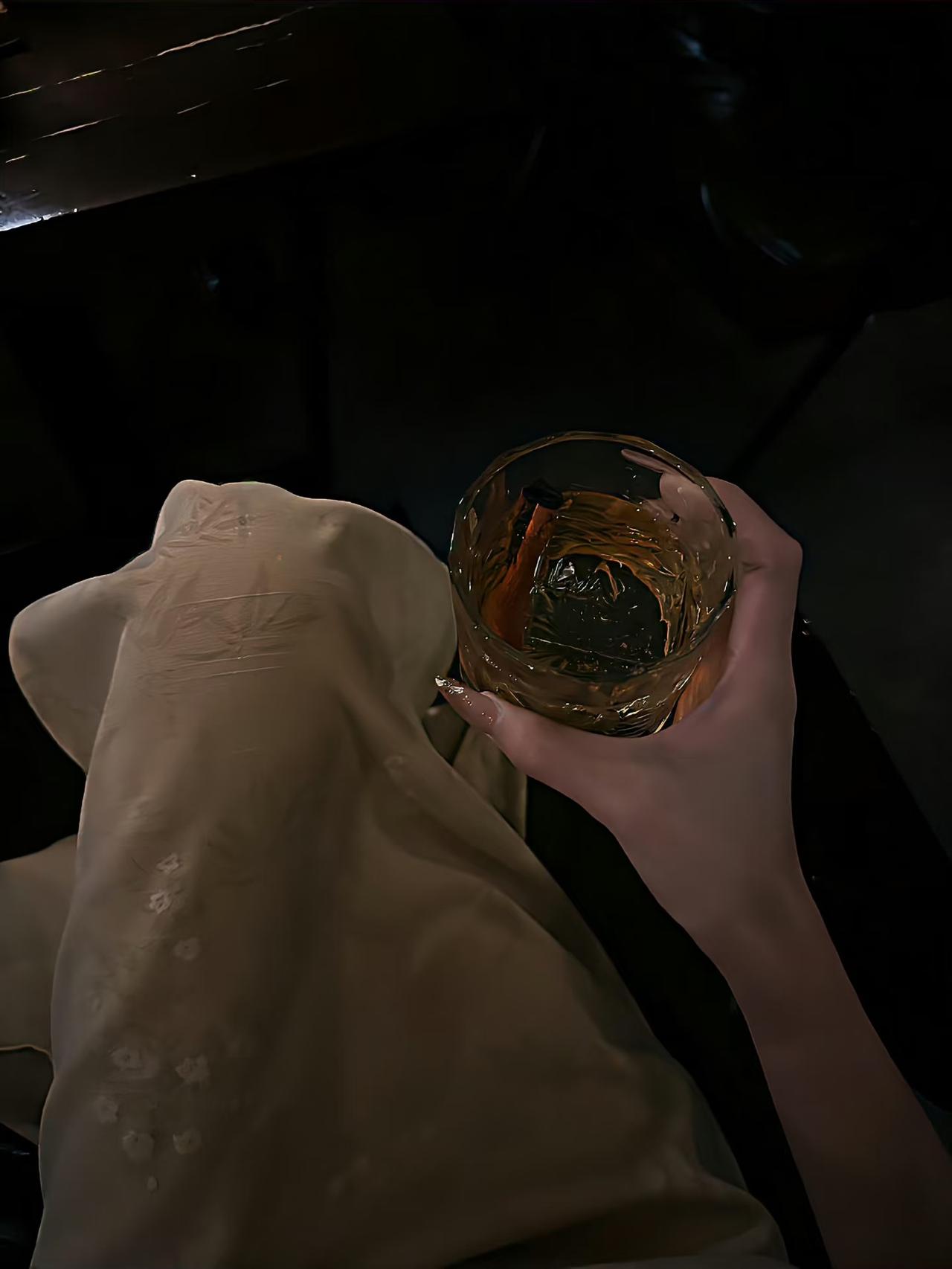 接触很多客户的咨询，水瓶男是十二星座恶评最多的首位。说实话，人生很短，如果你不幸