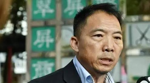 简直是天大的讽刺！乱港头目胡志伟刚刑满释放，马不停蹄飞去英国想当“流亡政客”，结