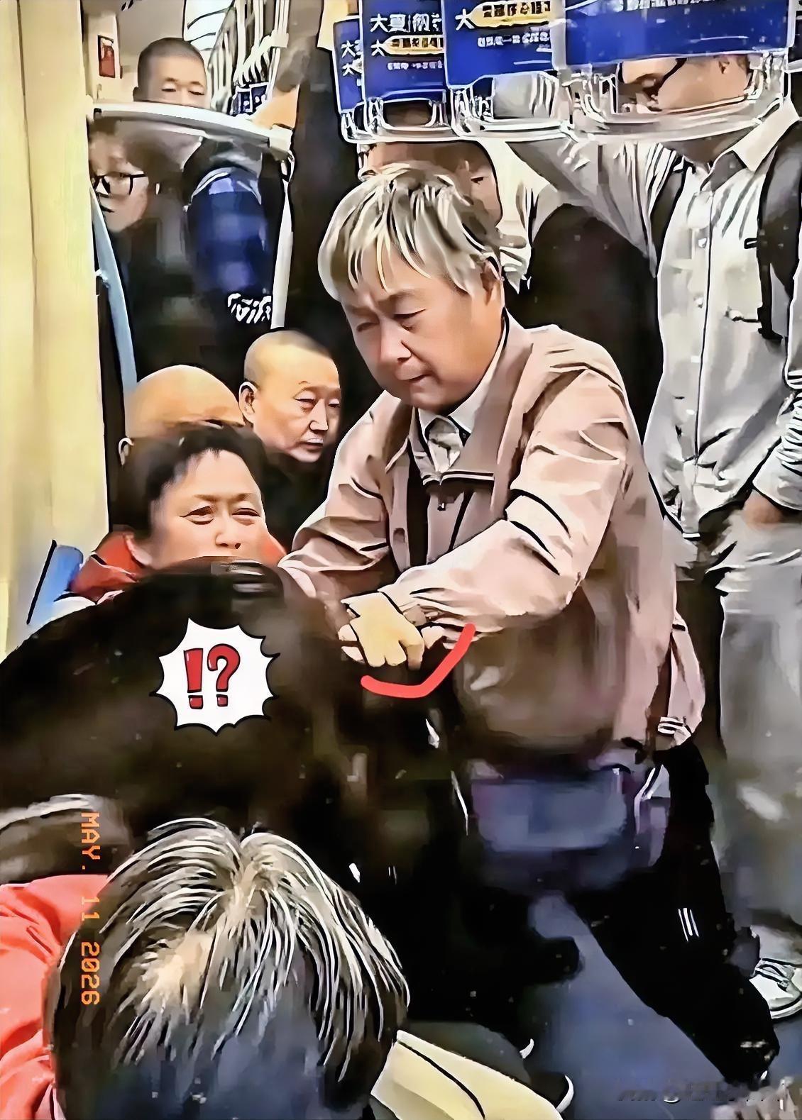 说实话，看到上海地铁那俩大妈打人的视频，我拳头都硬了。一个白头发的死死把人家