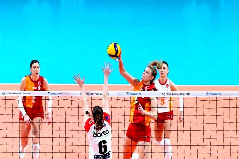 王媛媛把行李一扔，直接杀进土超。首秀就盖了八个大帽，球迷当场喊她“墙”。钱扣完税