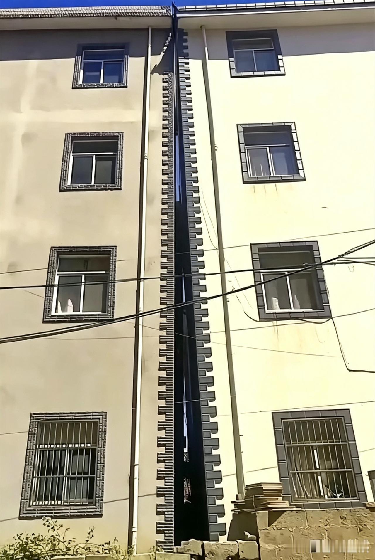 请各位建筑大师看看，这两家因为房子倾斜问题已经闹翻了，请各位路过的建筑大师停留脚