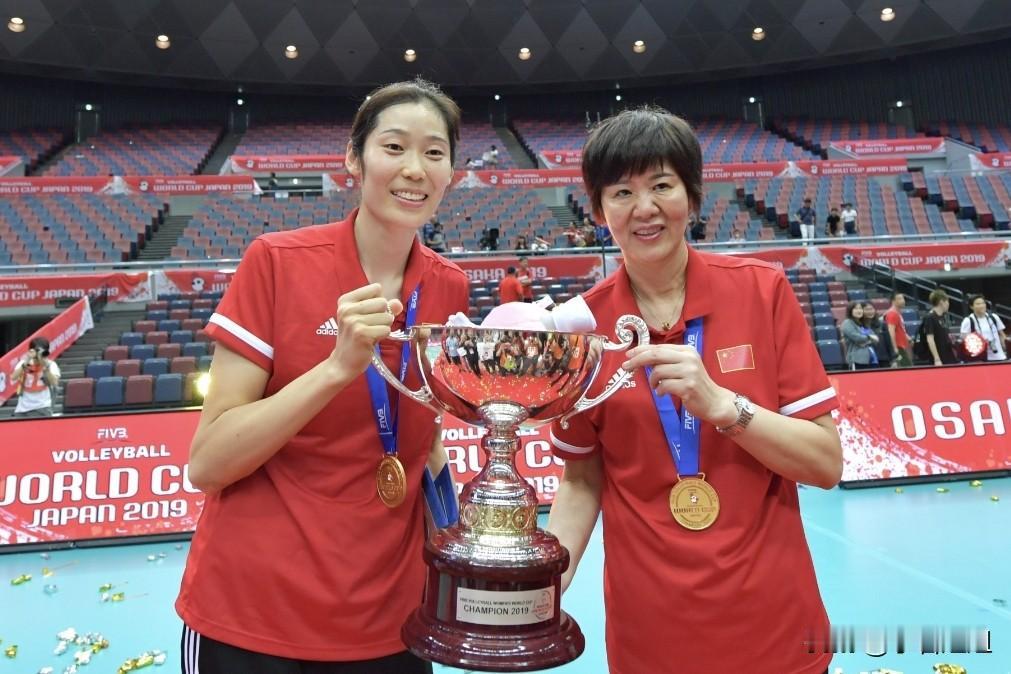 郎平最近最高兴了！自己拿终身成就奖，爱徒朱婷登顶世界第一。可你猜最开心