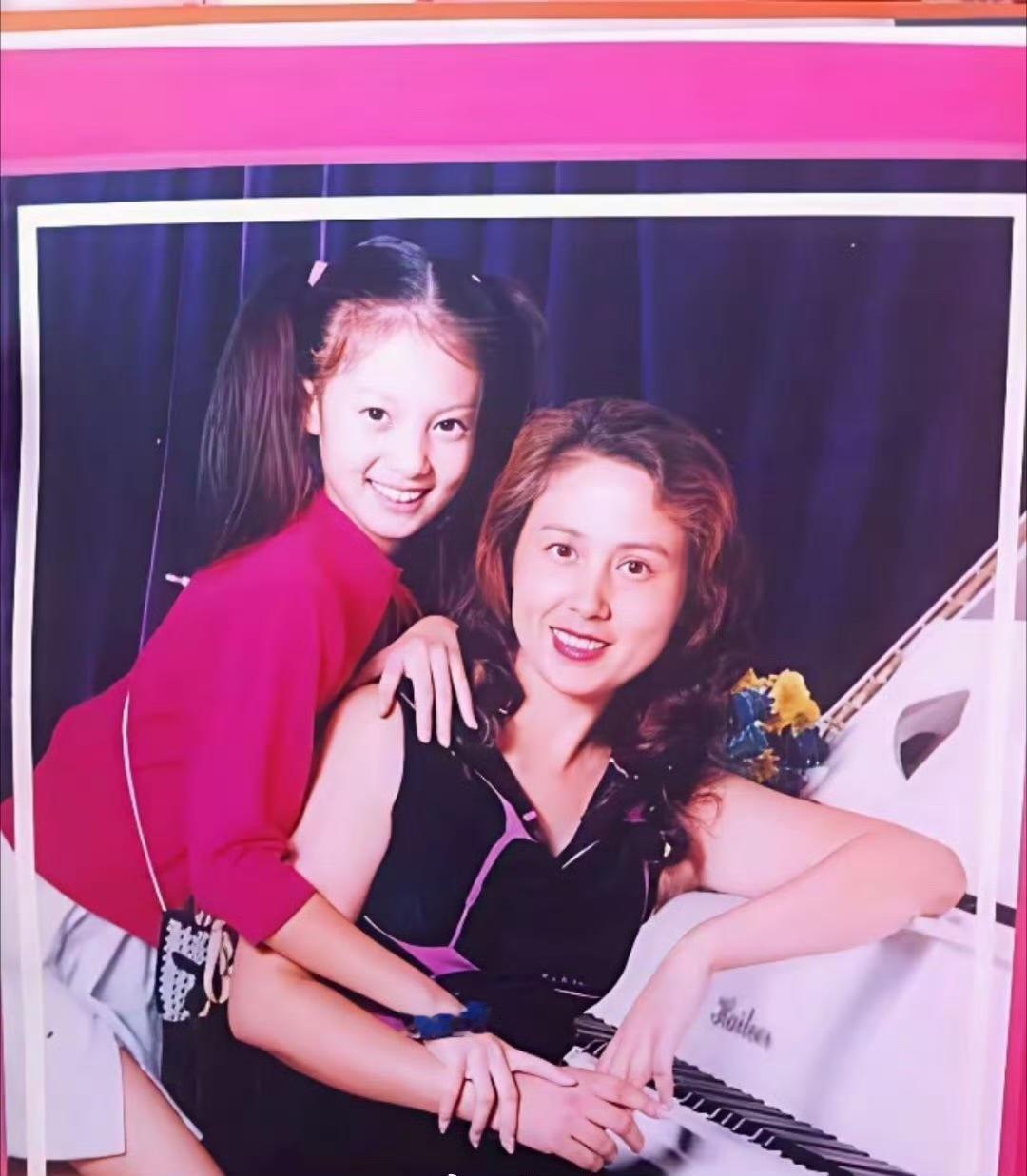 金晨：妈，你快过来坐这儿，刚才有个网友发了咱俩的合照，好多人都在底下留言，说以前