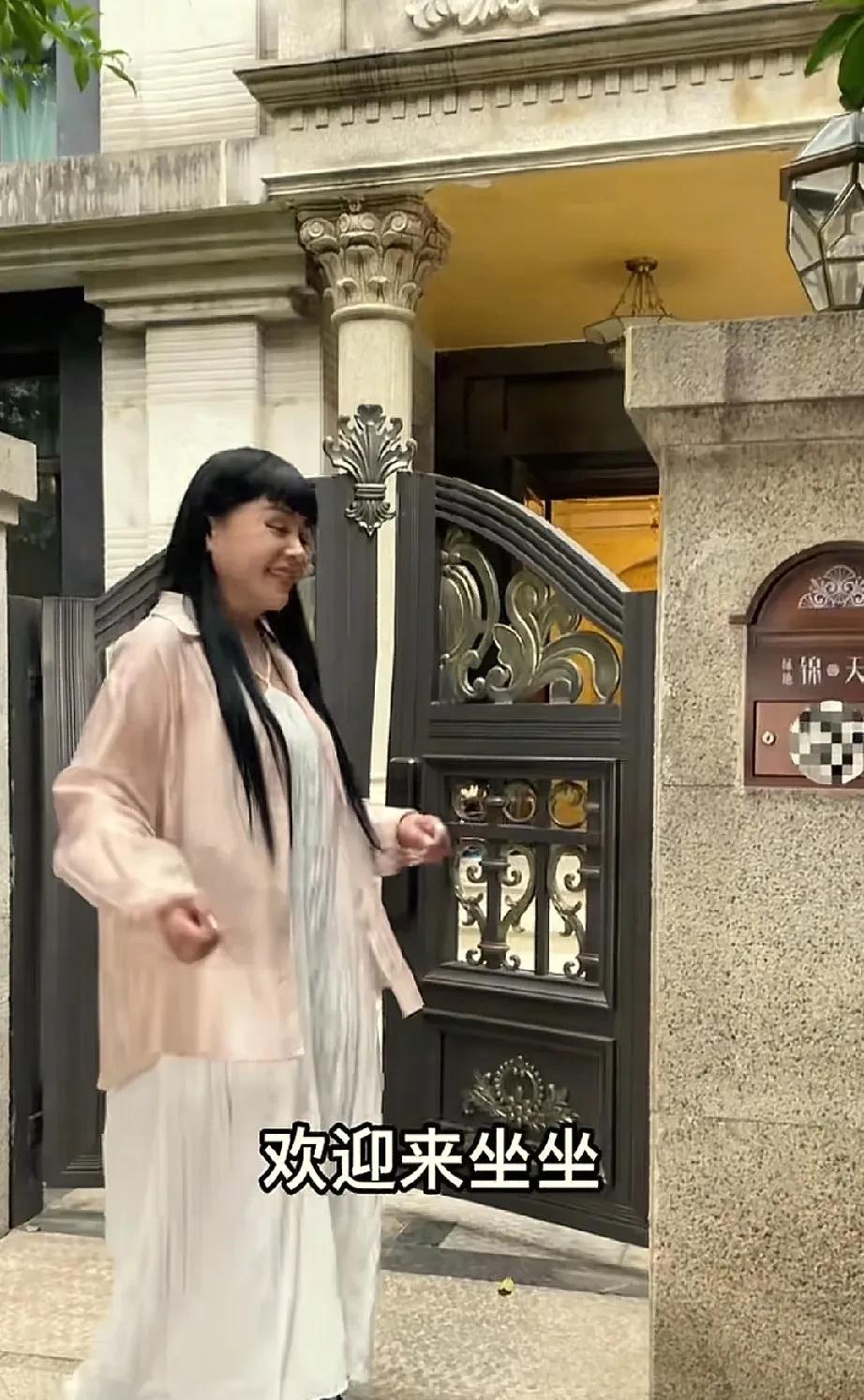 2022年6月2号，千百惠在成都发文，说自己定居成都了，还带网友看了她所居住的联