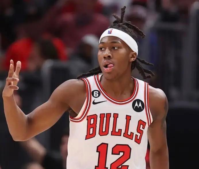 想象一下，防守时对面五个人都超过两米，却全在三分线外运球传球。火箭队直接撕了战