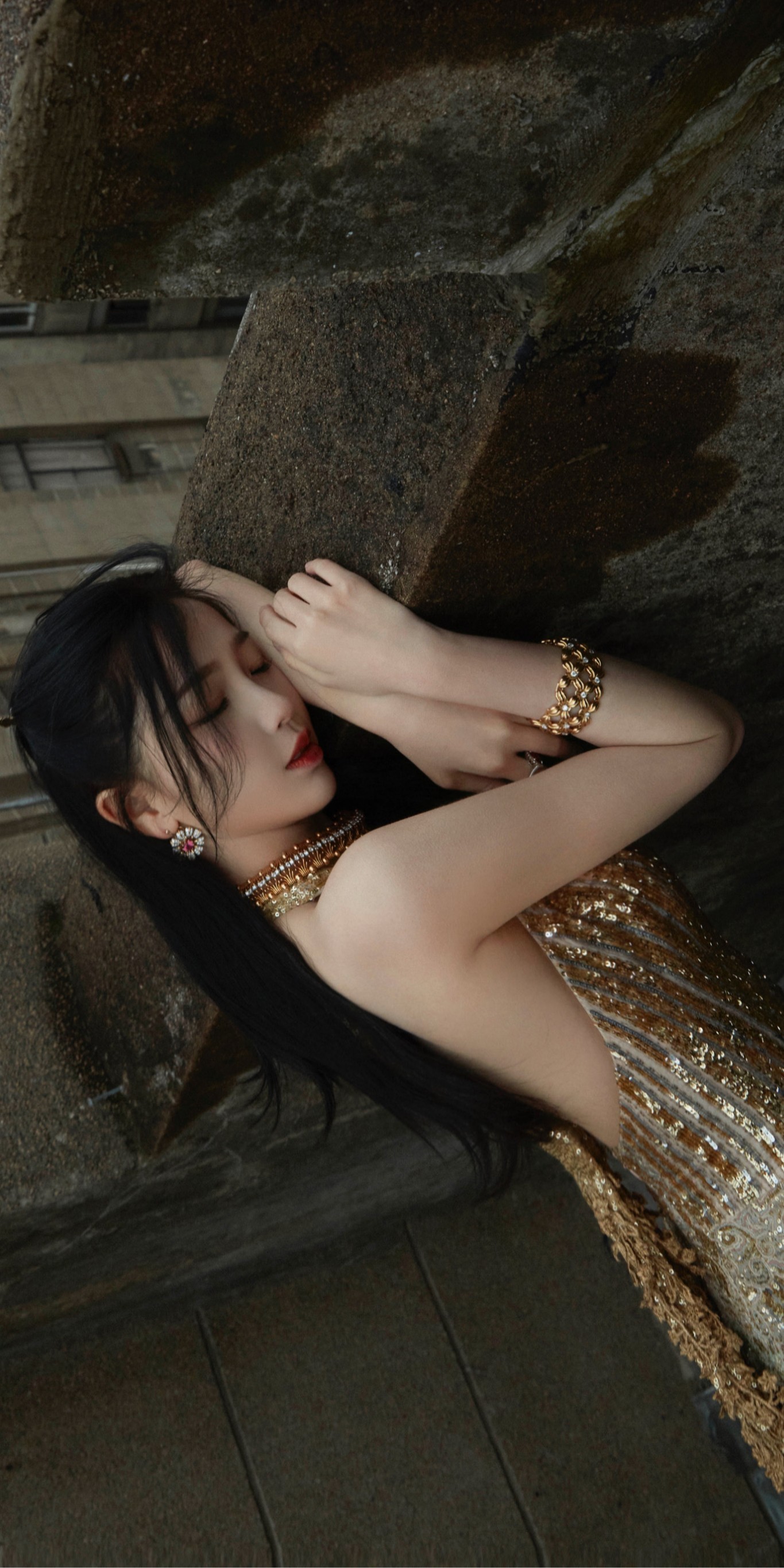 虞书欣水光妆，金灿灿闪闪亮，柔美吸睛​​​
