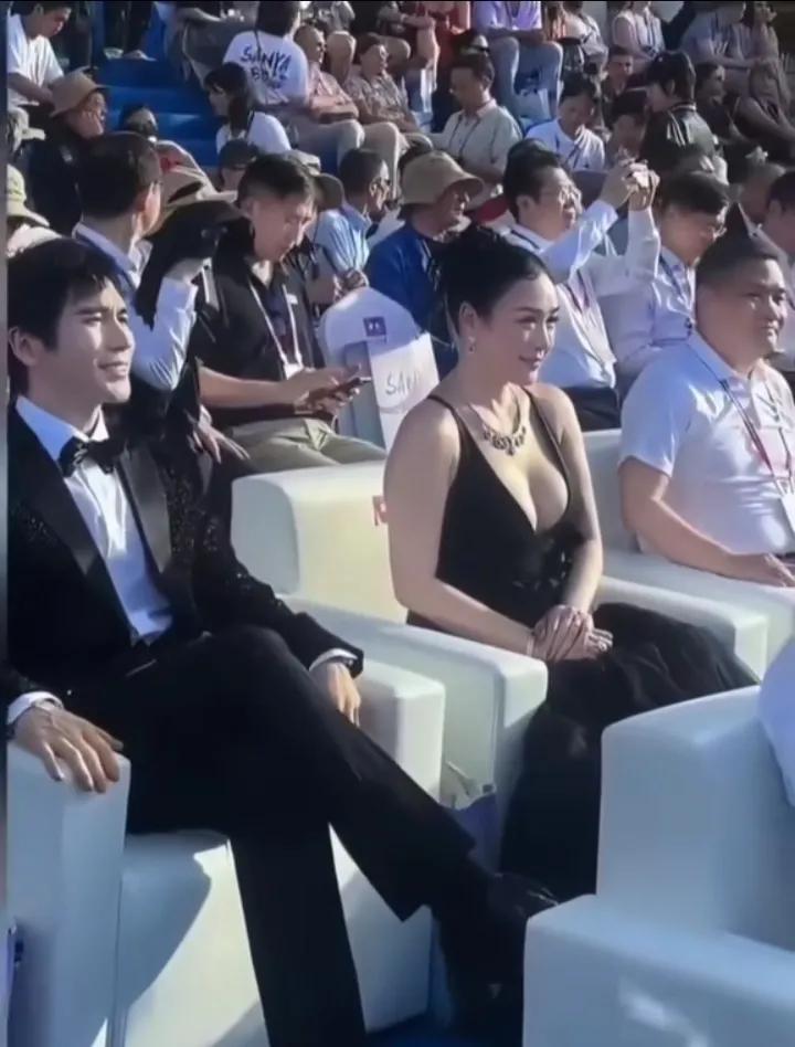 明星真的有一个强大的心脏。如果是我穿成这样坐在一大堆人当中，被众目睽睽的行注目