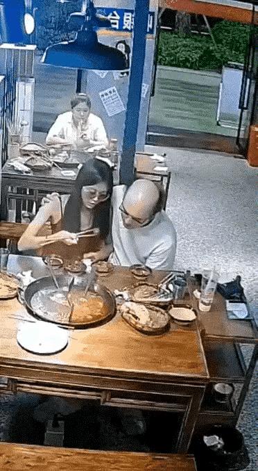 真不真爱很难说，金钱的魔力是很大的，如果没钱你试试，看谁尿你，假如光头是个穷光蛋