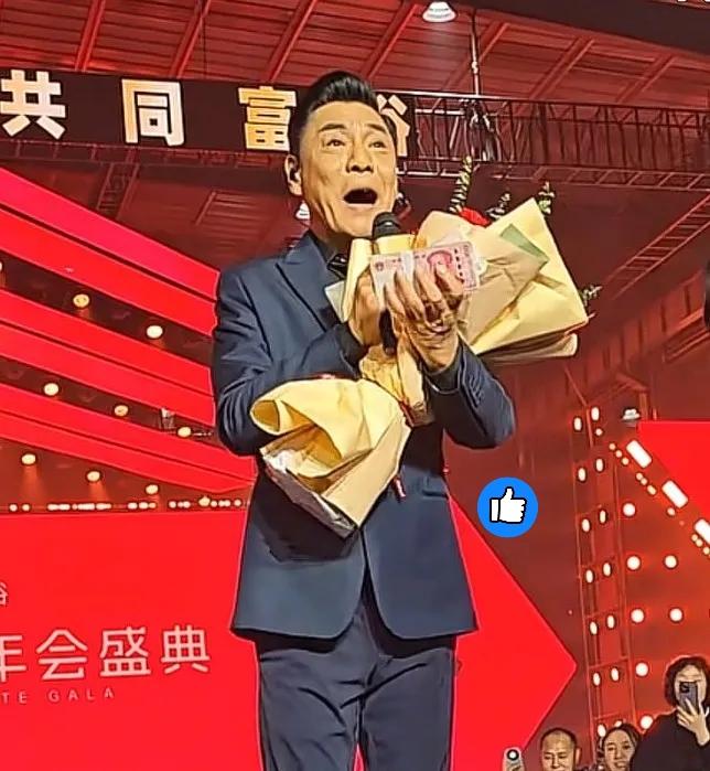 屠洪纲太聪明了，面对老板崔培军给的厚厚一叠钞票，换作其他歌手，肯定是收入囊中。然