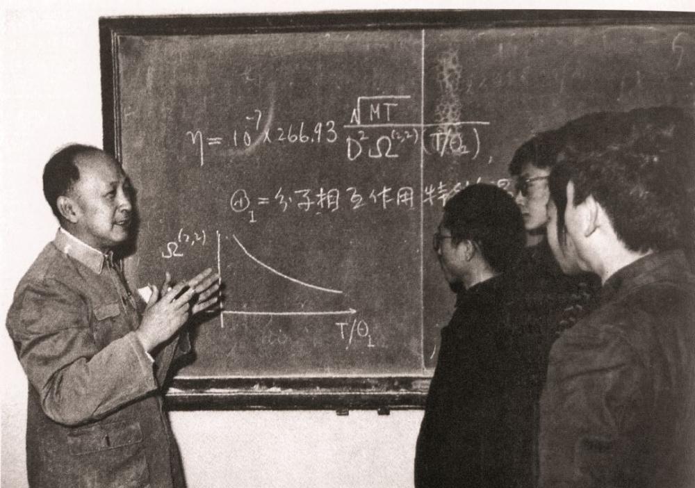 2002年，91岁的钱学森整日躺在床上，寡言少语，有人怀疑他得了老年痴呆症。医