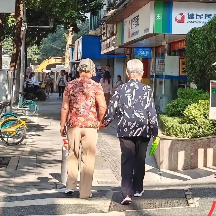 同样手握100万养老钱，两位老太太不同选择，一年后境遇天差地别两个老太太，