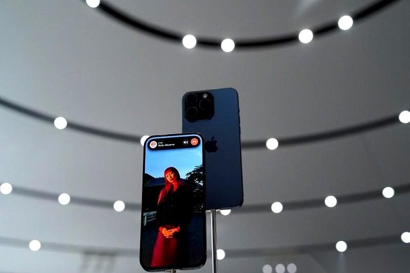 iPhone15的价格，算是彻底捅穿了。前脚刚有人喊2999“真香”，后脚一