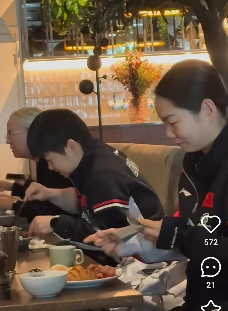 莎莎和佳佳一起开心吃早餐。欧洲的早餐确实简单一些，看着就是些面包、肉片、鸡蛋、