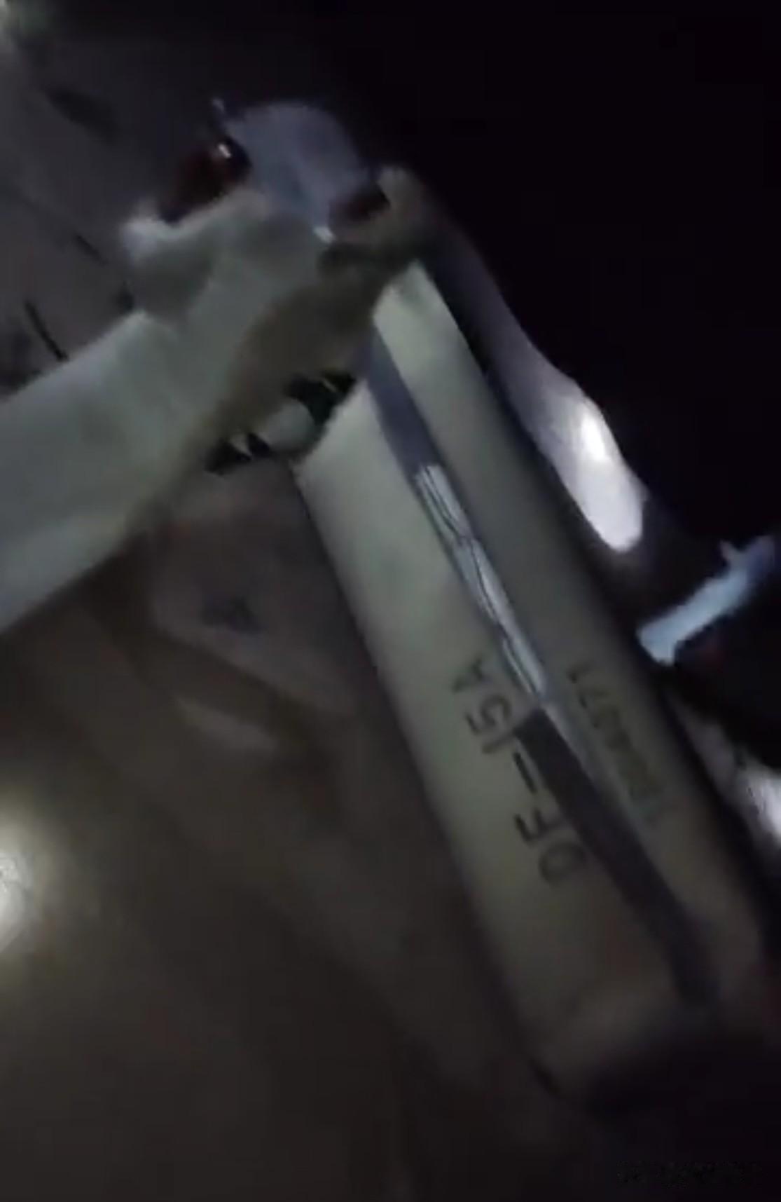 好家伙，这是哪来的？也门当地人昨晚在空地上发现了一截弹道导弹的助推器残骸，上面居