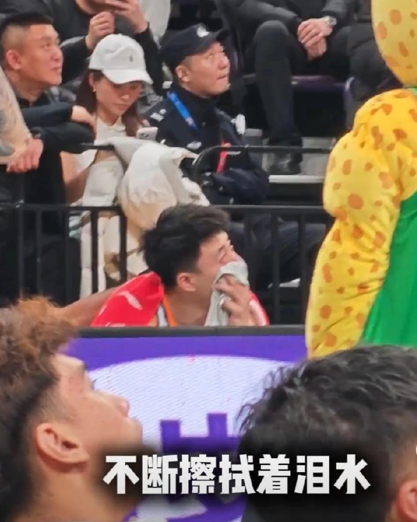 张镇麟热泪盈眶，弗格情难自已。是的，回到辽篮很温暖！张镇麟回到熟悉的故土，看