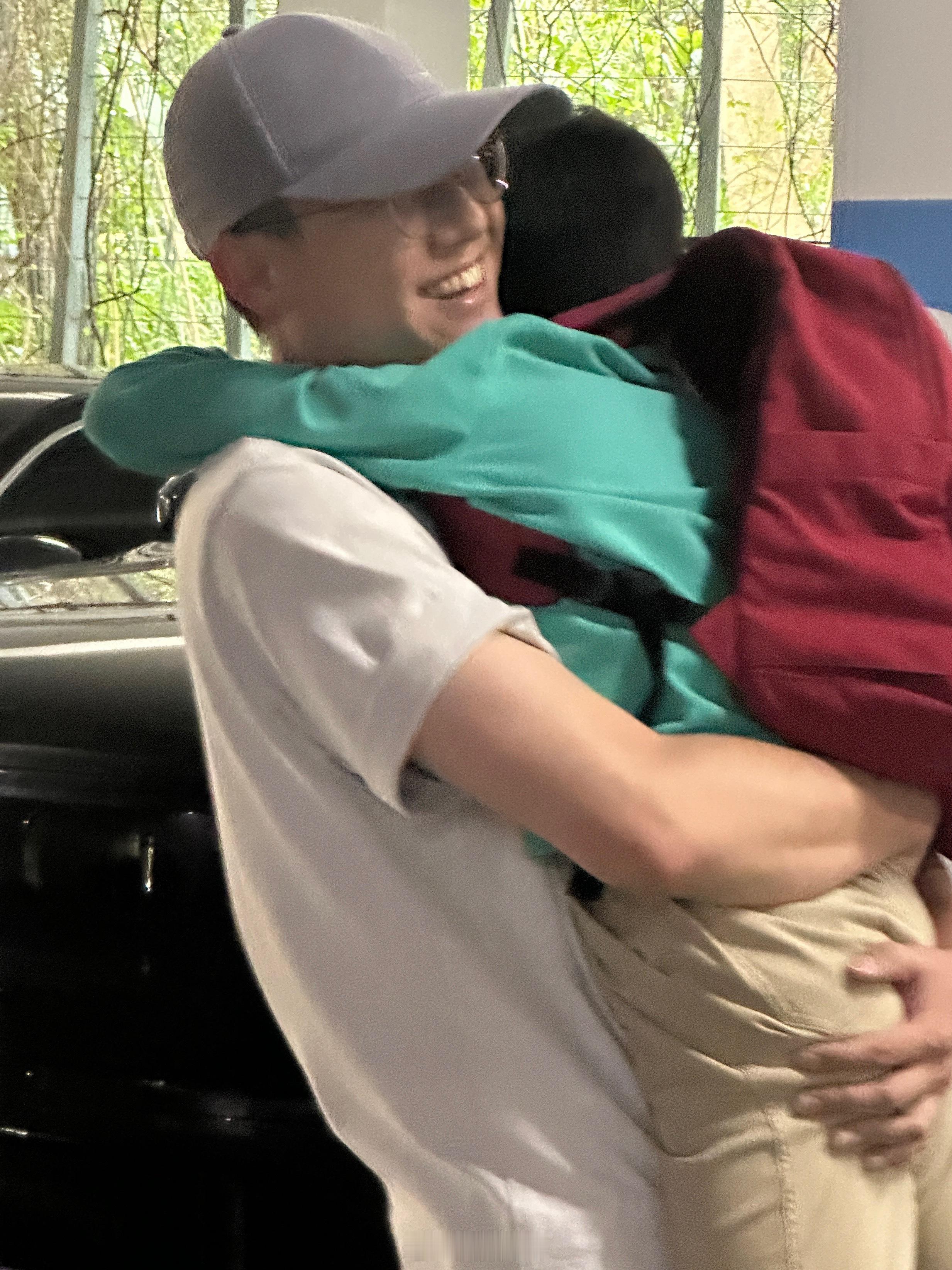 13000公里，往返自驾旅，终于回家了，👦冲上去拥抱欢迎～他和甜都有些憔悴。也