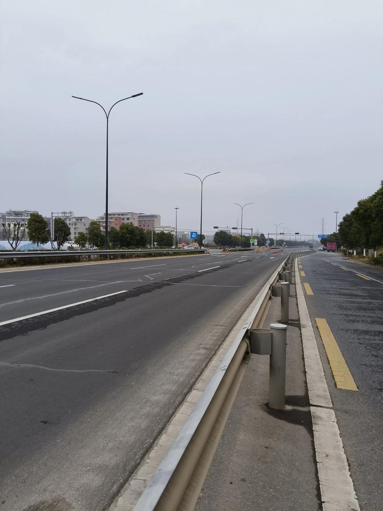 每到过年，义乌就成了一座空城，路上没人，没车，好清净啊，空气也净化了。