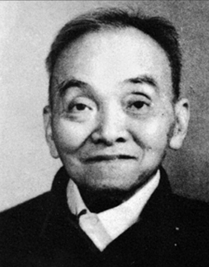 1949年，地下党被判死刑，临行刑前他肚子疼去上厕所，看守意味深长的告诉他早去早