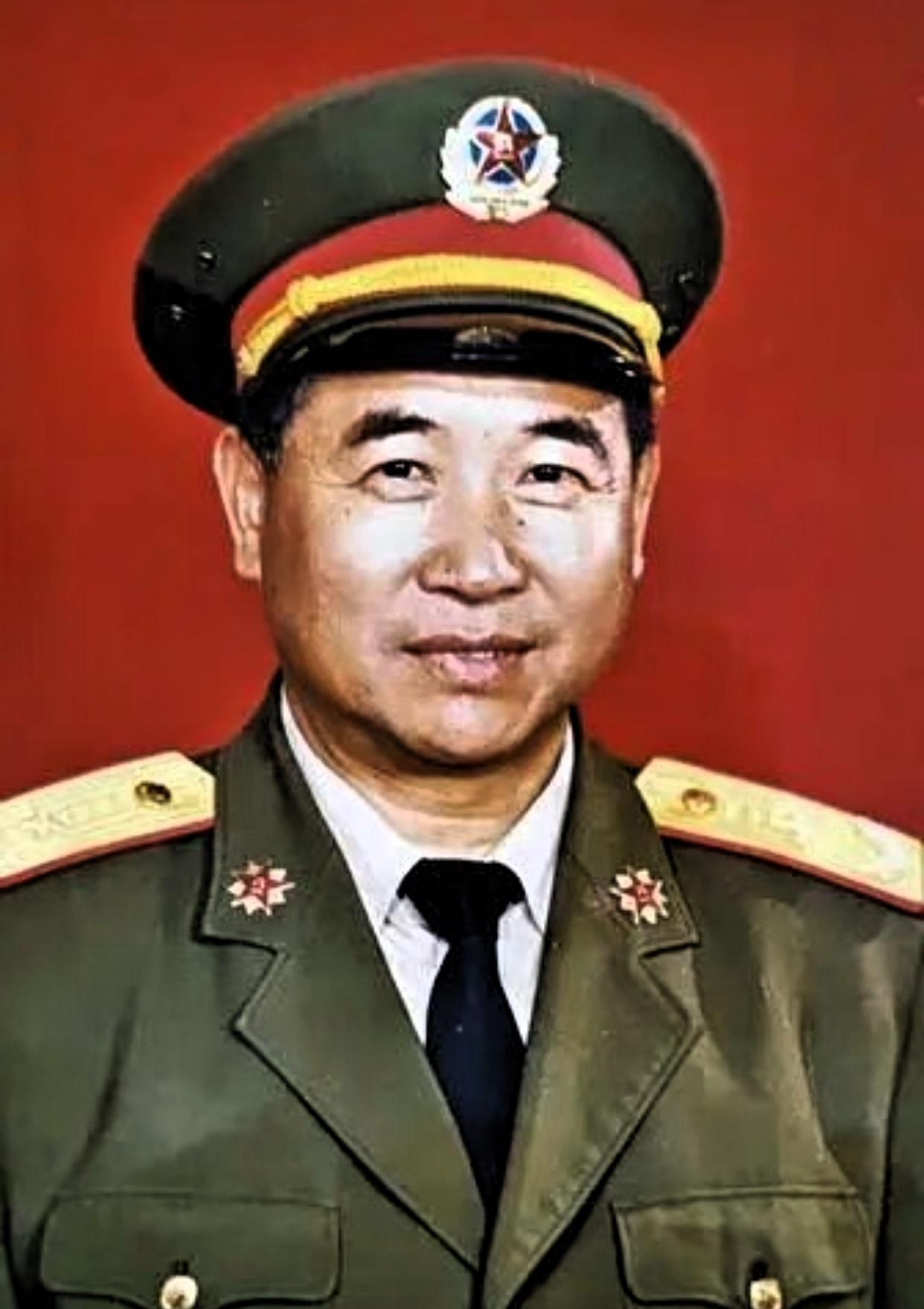 刚刷到新华社的消息，贾启玉将军走了，享年96岁。说实话，看到“正兵团职”