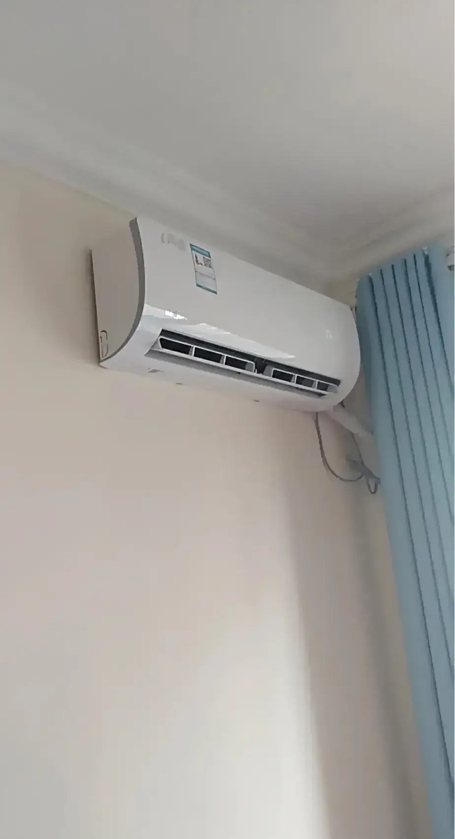 借住在我家的侄女今天跟同事逛街去了。我悄悄打开她的房门，果不其然，空调没关。最近
