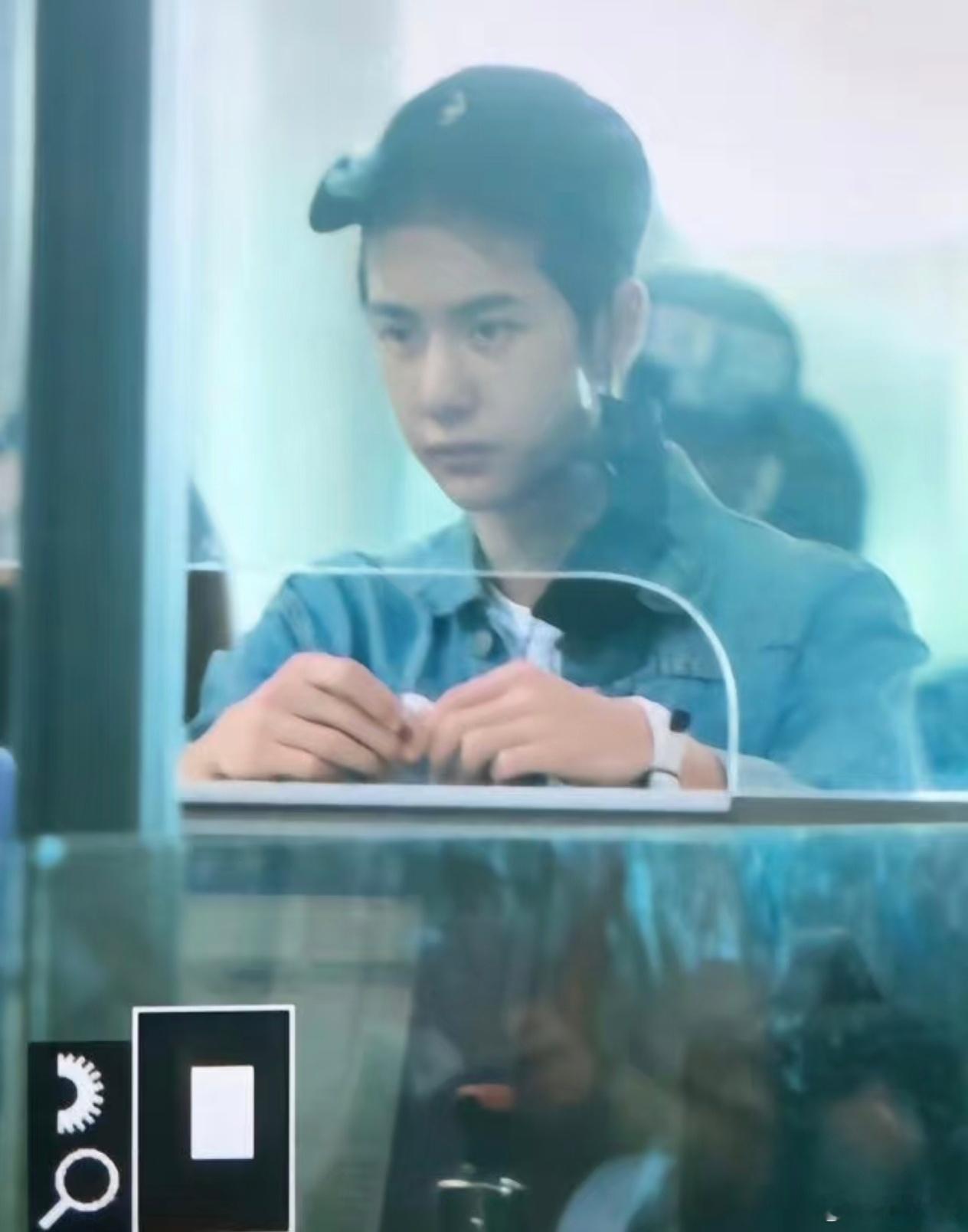 绝了好嫩，帽子一戴还是小男孩，他好像完全不会老的样子！