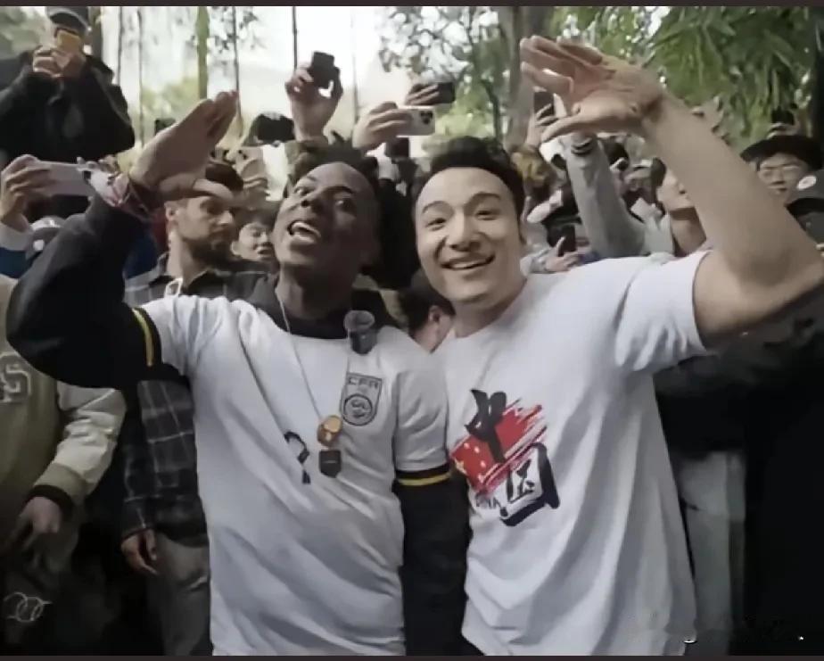 打死都想不到，外网最喜欢的中国歌手竟然是他！甲亢哥现场合唱，不是周杰伦，不是刀郎