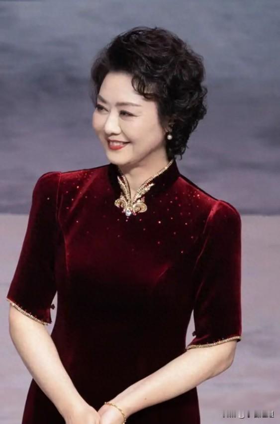 说实话，我认为李胜素最成功的事，不是拿了梅花奖，也不是当了京剧院团长，而是她