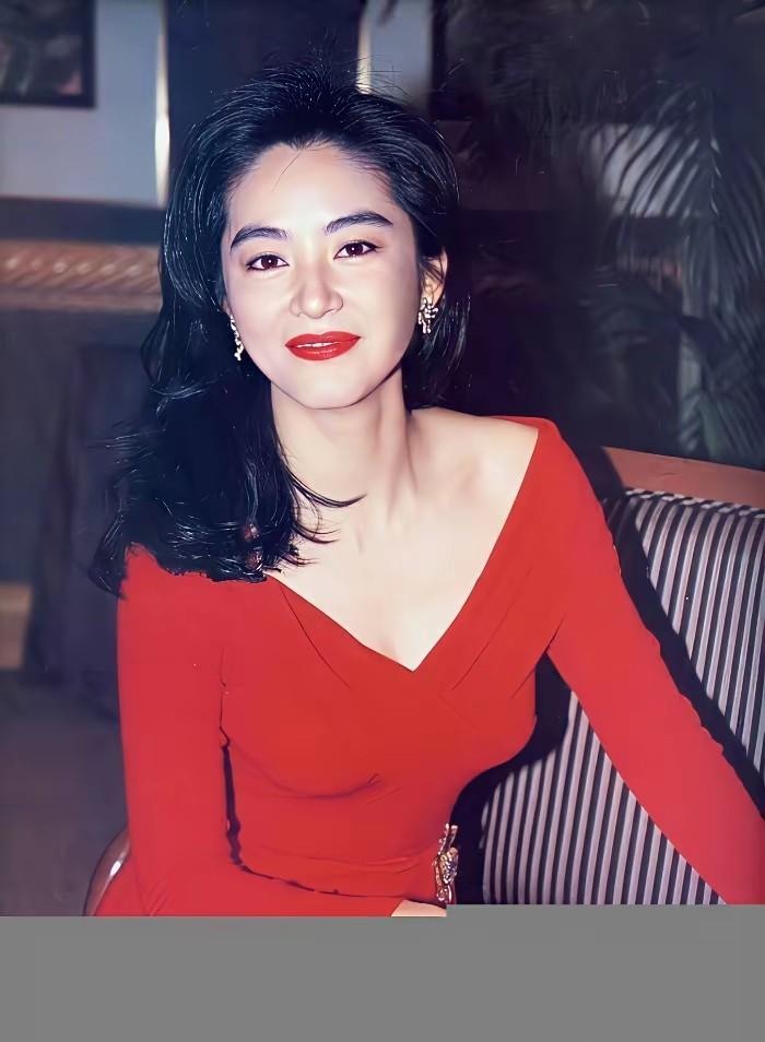 你现在闭眼睛想东方不败。是不是还是那身红？酒壶一扬，睫毛上都沾着江湖气。后