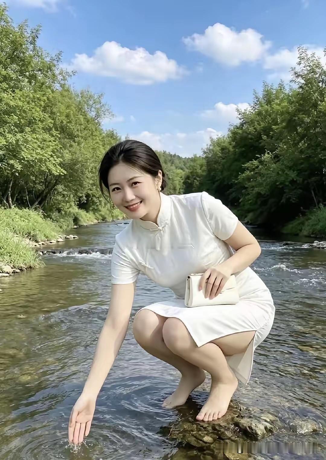 青山环清溪，微风伴夏意。一袭素雅白裙，邂逅山野间的潺潺流水，指尖轻触清凉溪水，把