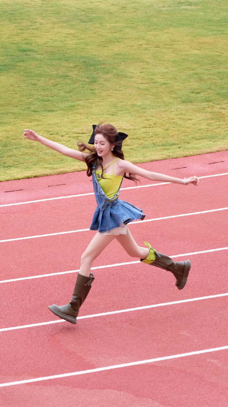 吴宣仪，背带牛仔美腿，是少女的味道。吴宣仪