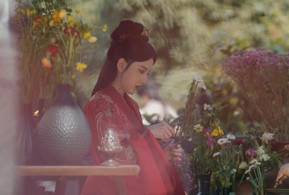 娱乐圈果然是勾心斗角、尔虞我诈啊看《折腰》这个风向，女主这是要踩着男主上位的节