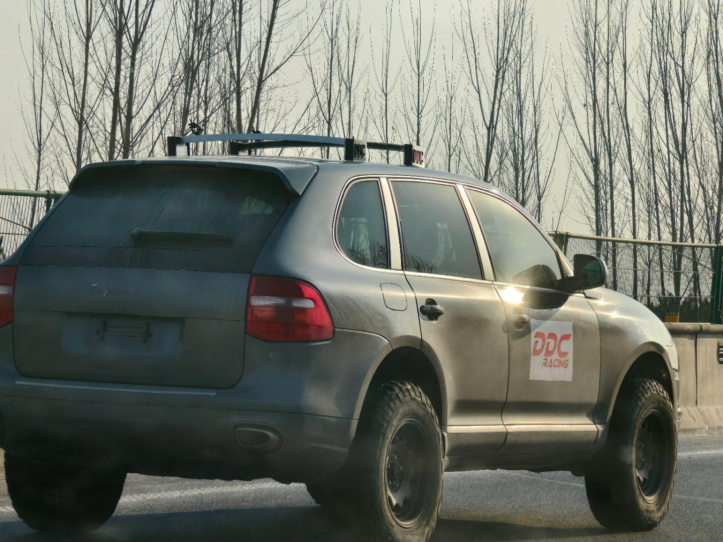 自驾去蜜雪冰城总部路上，突然冒出来一个光头