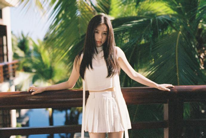 虞书欣撩拨这俩字应该足字旁姜暮靳朝靠眼神就拉满暧昧！眼波快拉丝了还不敢对视，眼