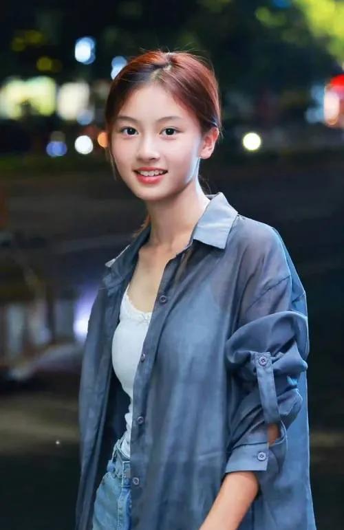 原以为街拍走红只是昙花一现，没想到这女孩竟被于正看中了！女孩街拍时自然灵动的模样