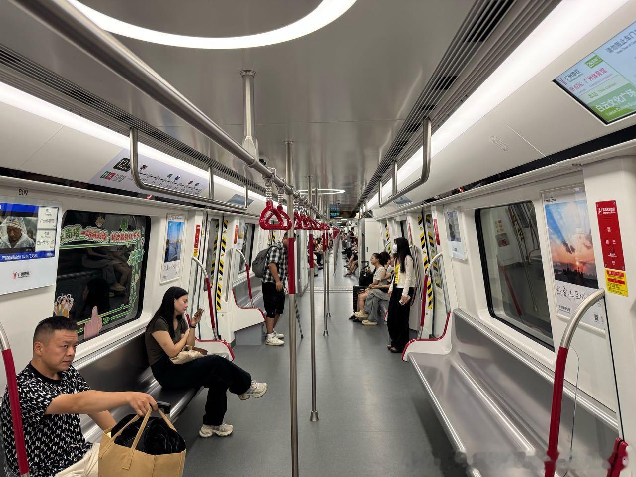 广州地铁网友：2026年8月20日（周四）广州地铁上午客流画面投稿。图1为10: