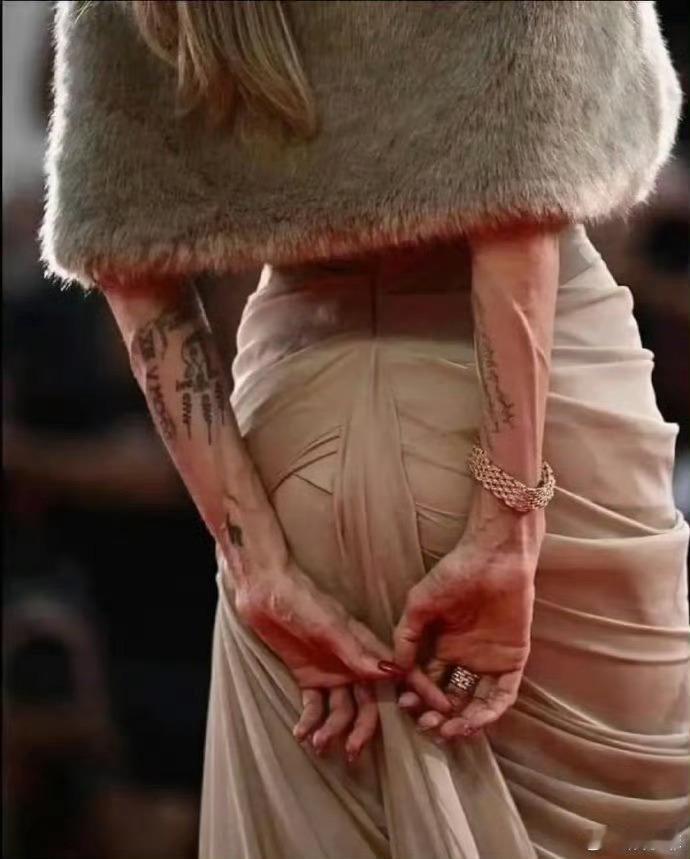 皮特前妻，安吉丽娜朱莉。难怪离婚了，这谁看不瘆得慌，脸还在，手咋了，这么明显的青