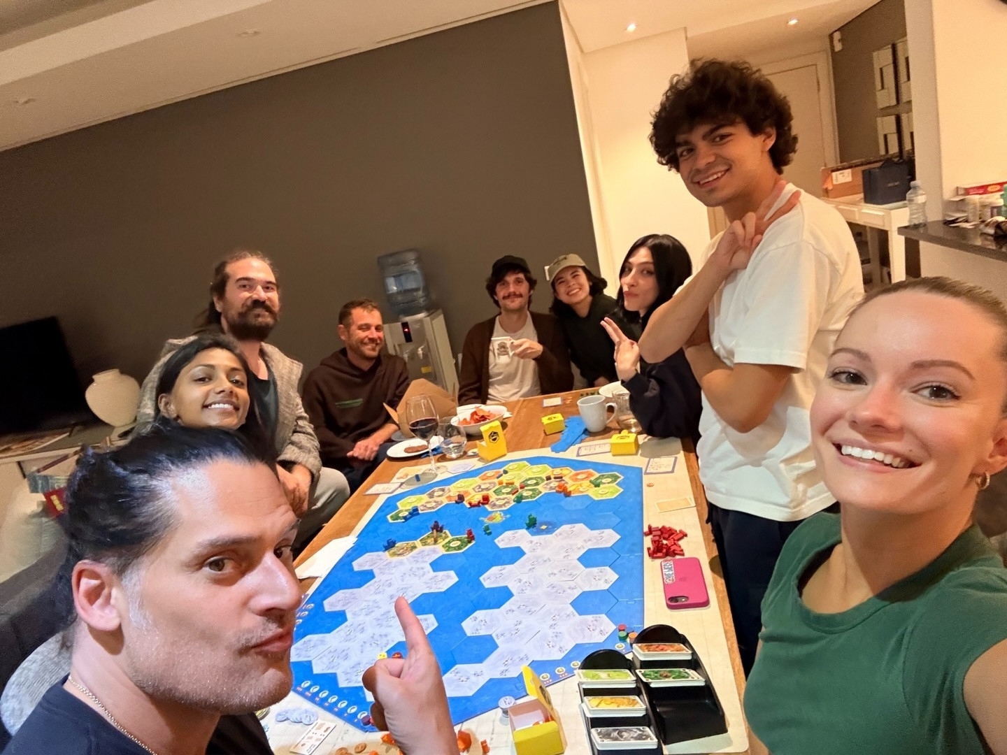 海贼王真人剧第三季剧组路飞、薇薇、罗宾、沙鳄鱼演员等人一起玩卡坦海盗桌游。海贼王