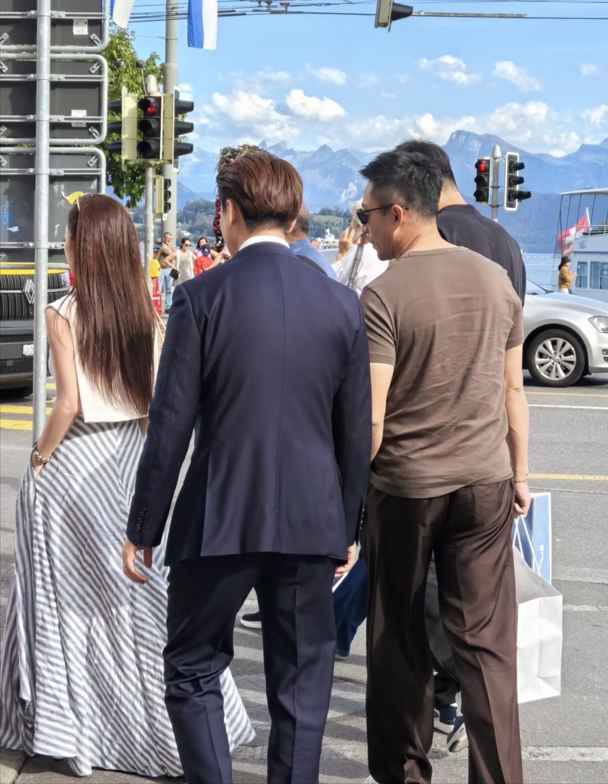 45岁汪小菲和老婆马筱梅现身瑞士旅游，他看起来身材壮了好多，胸肌饱满，整个人状态