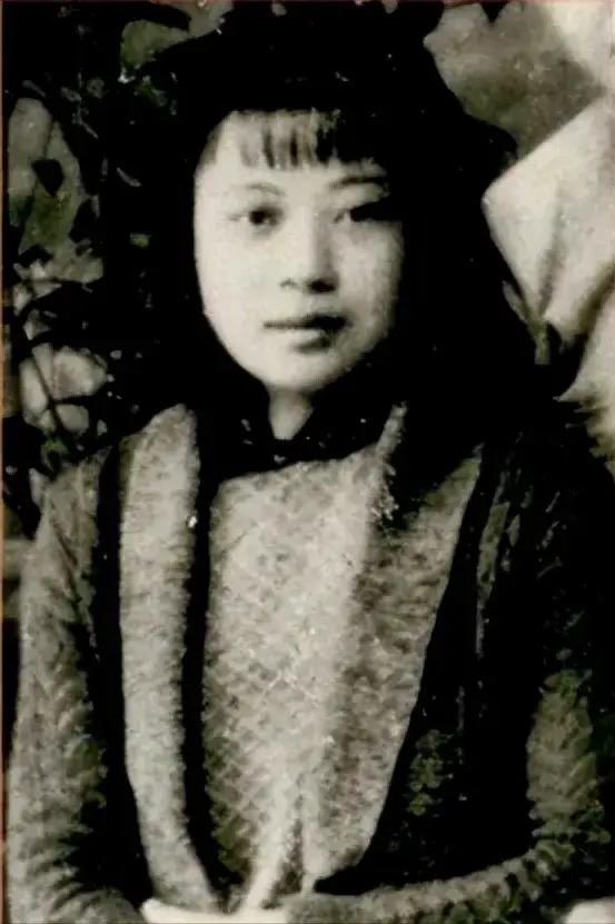1945年，女战士黄美英遭到了日军的轮番羞辱奸。随后，日军竟然用锋利的刀子割她身