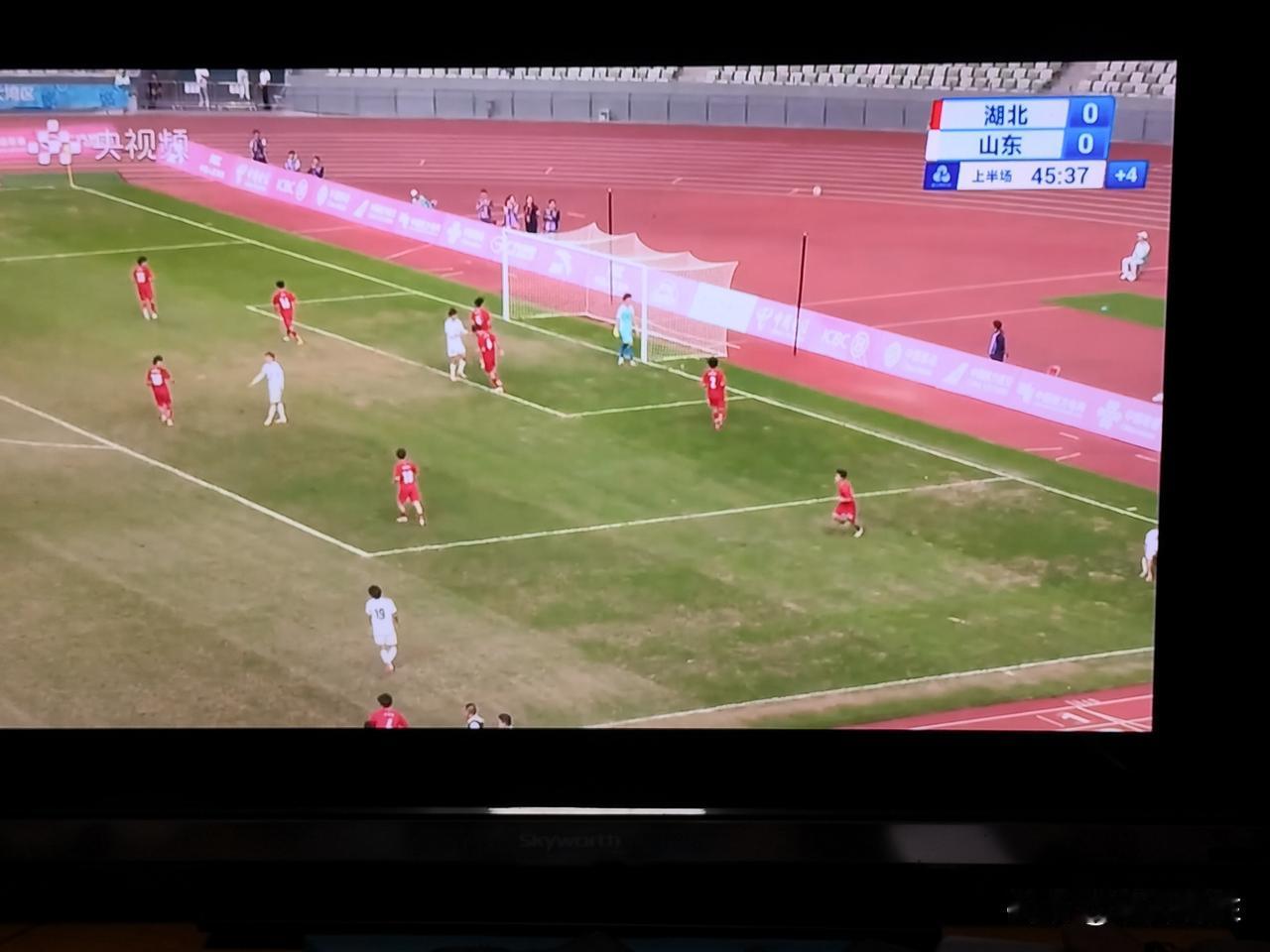 真是少见，足球队员受伤竟然没有队医进场治疗！全运会男足U20半决赛山东